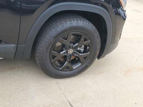 Deep Black Pearl Effect 2024 Volkswagen Atlas 2.0T Peak Edition SE w/Technology