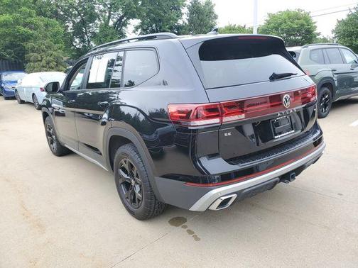 Deep Black Pearl Effect 2024 Volkswagen Atlas 2.0T Peak Edition SE w/Technology