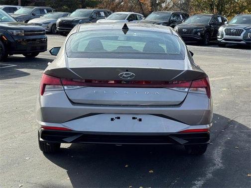 2023 Hyundai ELANTRA SE