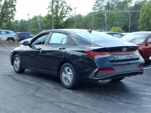 2025 Hyundai ELANTRA SE