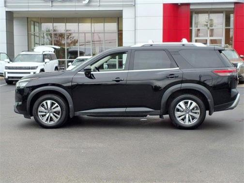 2023 Nissan Pathfinder SL