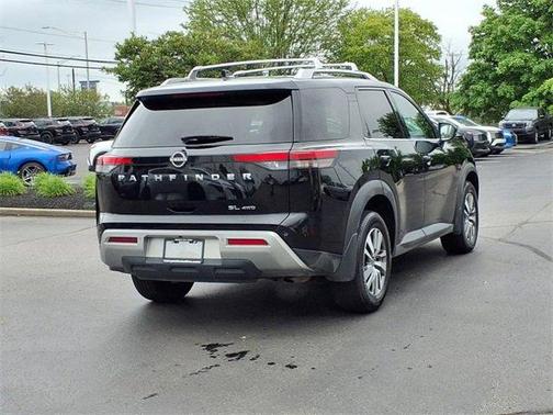2023 Nissan Pathfinder SL