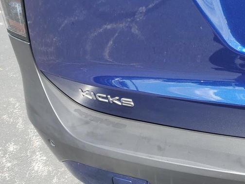 2t Blu Gry Roof 2025 Nissan Kicks SV