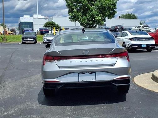 2022 Hyundai ELANTRA SEL