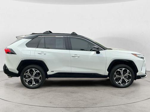 Wind Chill Pearl/Midnight Black Metallic 2025 Toyota RAV4 Hybrid SE