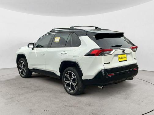 Wind Chill Pearl/Midnight Black Metallic 2025 Toyota RAV4 Hybrid SE