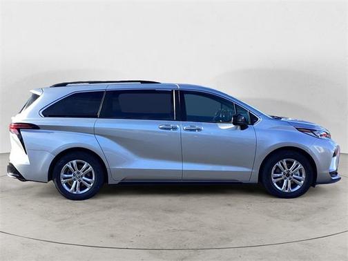 2022 Toyota Sienna XSE 7 Passenger