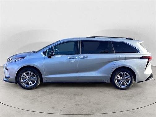 2022 Toyota Sienna XSE 7 Passenger