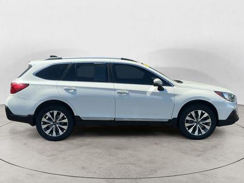 Crystal White Pearl 2018 Subaru Outback 2.5i Touring