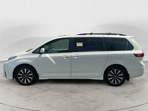Blizzard Pearl 2018 Toyota Sienna XLE