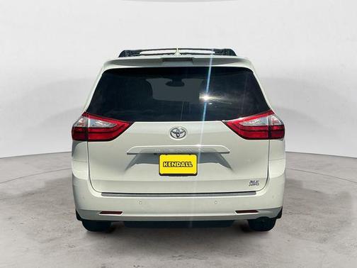 Blizzard Pearl 2018 Toyota Sienna XLE