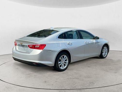Silver Ice Metallic 2017 Chevrolet Malibu 1LT