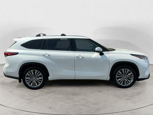 Wind Chill Pearl 2022 Toyota Highlander Platinum