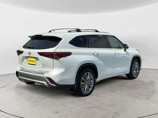Wind Chill Pearl 2022 Toyota Highlander Platinum