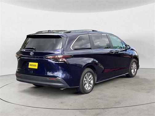 2024 Toyota Sienna LE
