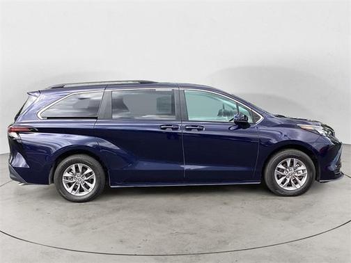 2024 Toyota Sienna LE
