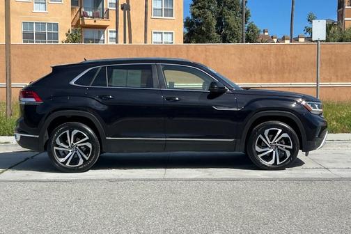 Deep Black Pearl Effect 2023 Volkswagen Atlas Cross Sport 3.6L V6 SEL