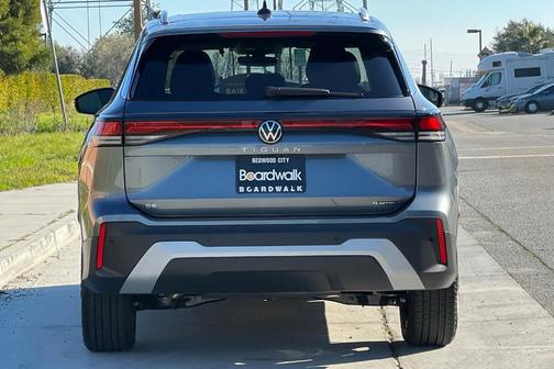 Platinum Gray Metallic 2026 Volkswagen Tiguan 2.0T SE