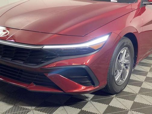 2024 Hyundai ELANTRA SE