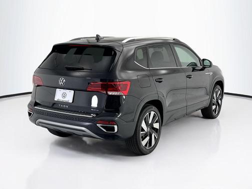 Deep Black Pearl 2024 Volkswagen Taos 1.5T SEL