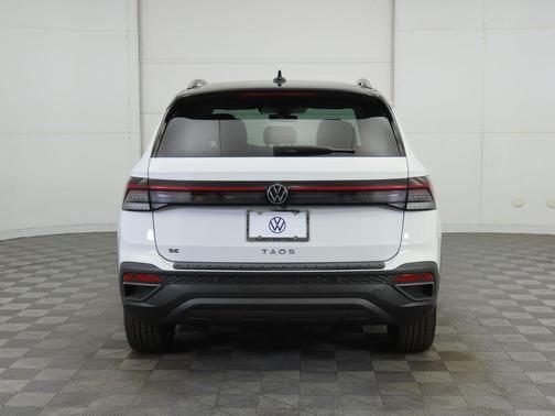 2026 Volkswagen Taos SE Black