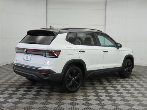 2026 Volkswagen Taos SE Black