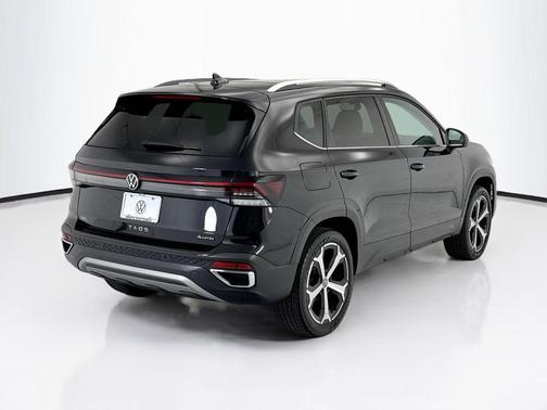 Deep Black Pearl 2025 Volkswagen Taos 1.5T SEL