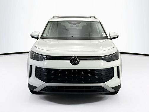 Pure White 2026 Volkswagen Tiguan 2.0T SE