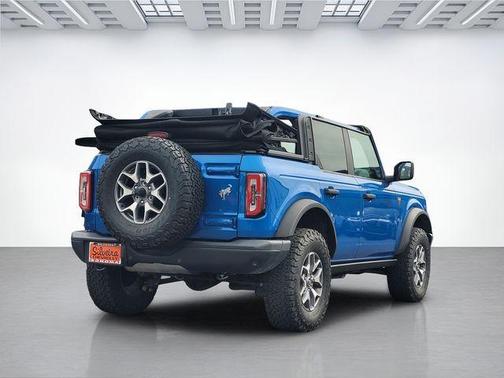 Velocity Blue Metallic 2022 Ford Bronco Badlands