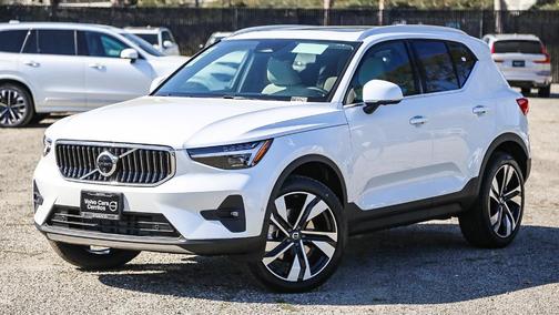 2025 Volvo XC40 B5 Ultra Bright Theme