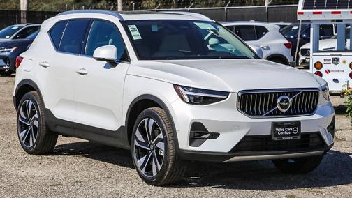 2025 Volvo XC40 B5 Ultra Bright Theme