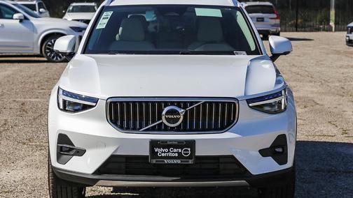 2025 Volvo XC40 B5 Ultra Bright Theme