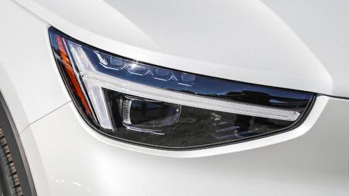 2025 Volvo XC40 B5 Ultra Bright Theme