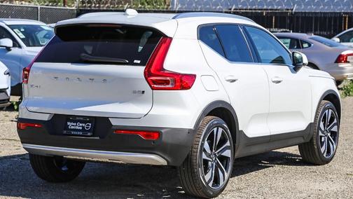 2025 Volvo XC40 B5 Ultra Bright Theme