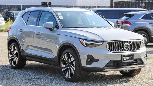 2025 Volvo XC40 B5 Ultra Bright Theme