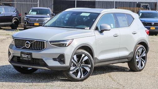 2025 Volvo XC40 B5 Ultra Bright Theme