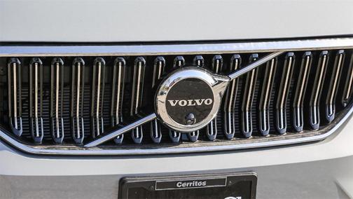2025 Volvo XC40 B5 Ultra Bright Theme