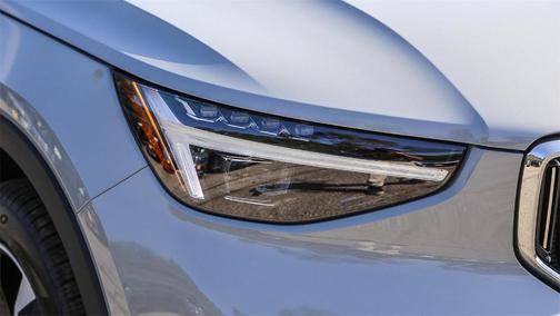 2025 Volvo XC40 B5 Ultra Bright Theme