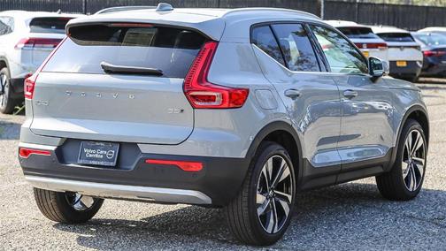 2025 Volvo XC40 B5 Ultra Bright Theme