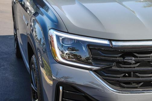 2025 Volkswagen Atlas Cross Sport 2.0T SEL Premium R-Line