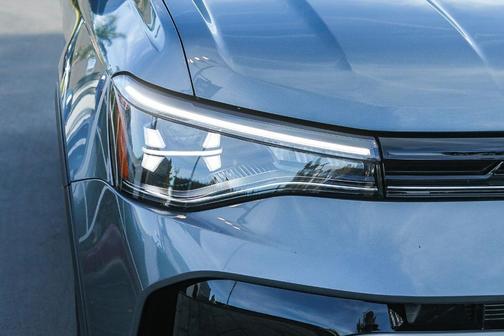 Platinum Gray Metallic 2025 Volkswagen Taos 1.5T SE