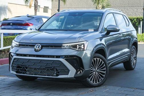 Platinum Gray Metallic 2025 Volkswagen Taos 1.5T SE