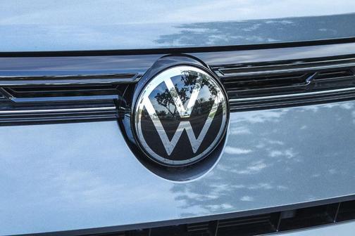 Platinum Gray Metallic 2025 Volkswagen Taos 1.5T SE