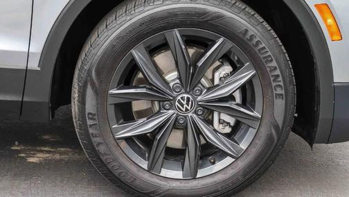 Pyrite Silver Metallic 2024 Volkswagen Tiguan 2.0T SE