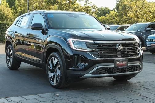 Deep Black Pearl Effect 2024 Volkswagen Atlas Cross Sport 2.0T SE w/Technology