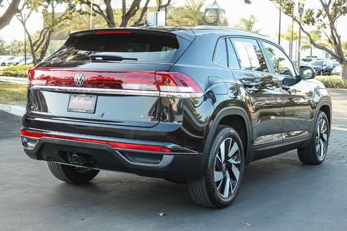 Deep Black Pearl Effect 2024 Volkswagen Atlas Cross Sport 2.0T SE w/Technology