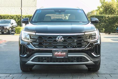 Deep Black Pearl Effect 2024 Volkswagen Atlas Cross Sport 2.0T SE w/Technology