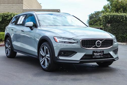 Vapour Gray 2025 Volvo V60 Cross Country B5 Plus