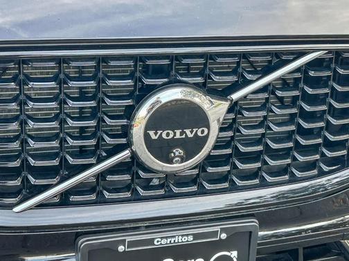 Onyx Black Metallic 2025 Volvo XC60 B5 Plus