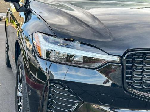 Onyx Black Metallic 2025 Volvo XC60 B5 Plus